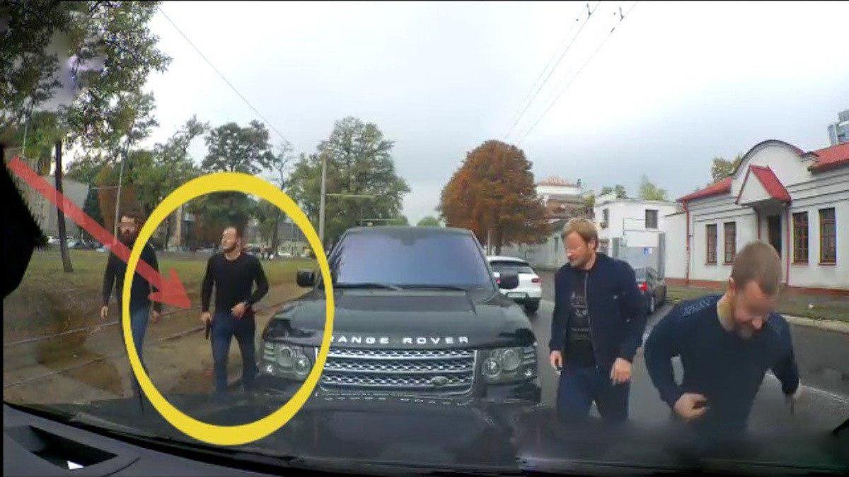 В Днепре парни с оружием на Range Rover через газон выехали "на встречку", чтобы порезать колеса BMW: подробности от пострадавшего