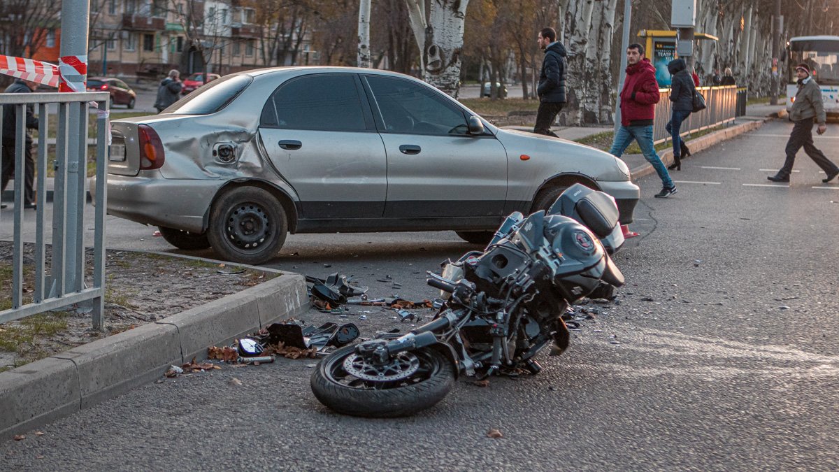 В Днепре на Набережной Заводской столкнулись Daewoo и мотоцикл: пострадал мужчина