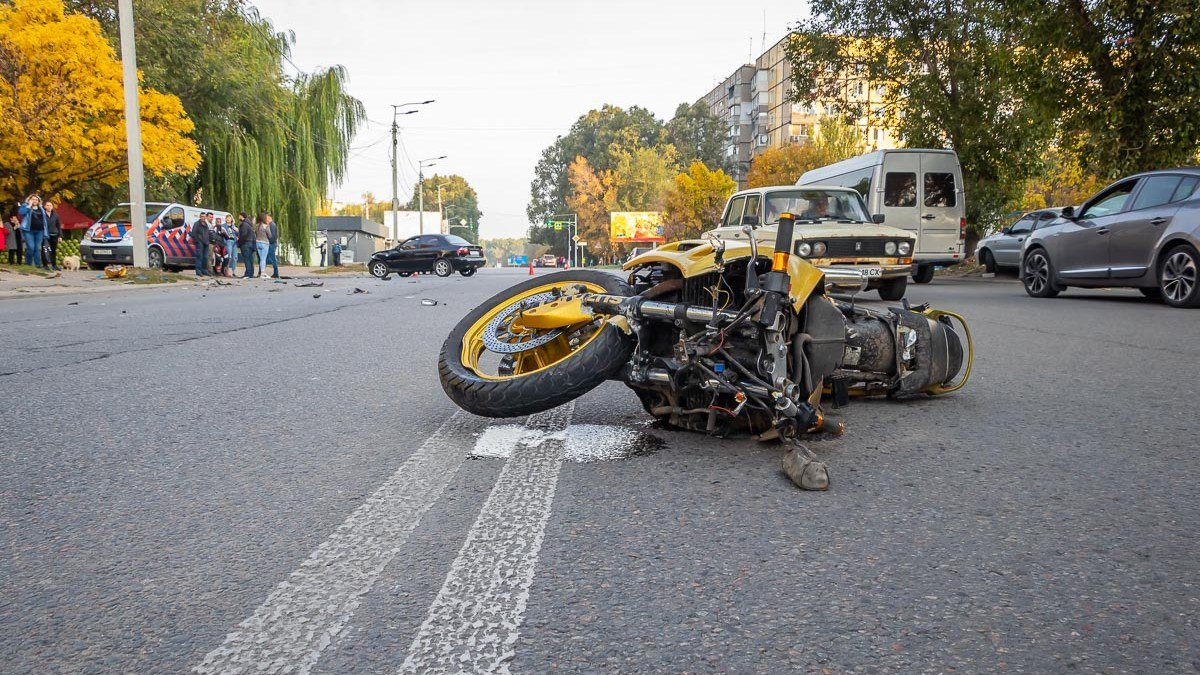 В Днепре на Метростроевской после столкновения с Daewoo мотоцикл отлетел в прохожего: разыскиваются свидетели