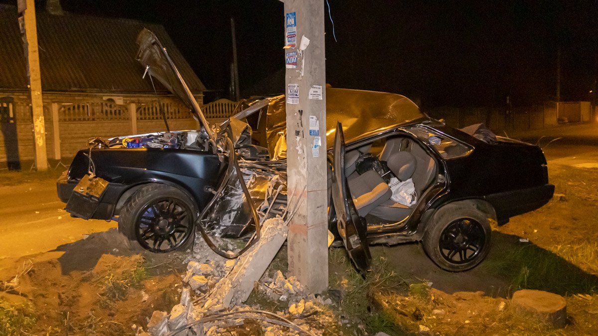 В Днепре на Солончаковой ВАЗ влетел в столб и снес опору: пострадал водитель