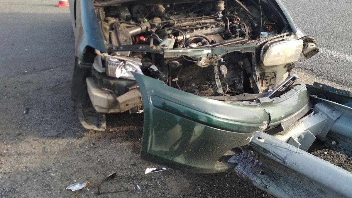 На выезде из Днепра Honda влетела в отбойник: водителя забрала скорая