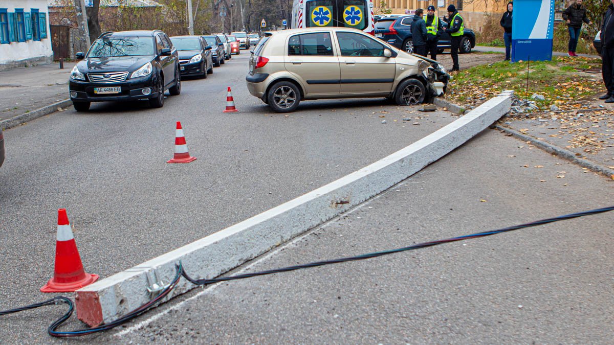 В Днепре на Гусенко Hyundai повалил столб на дорогу