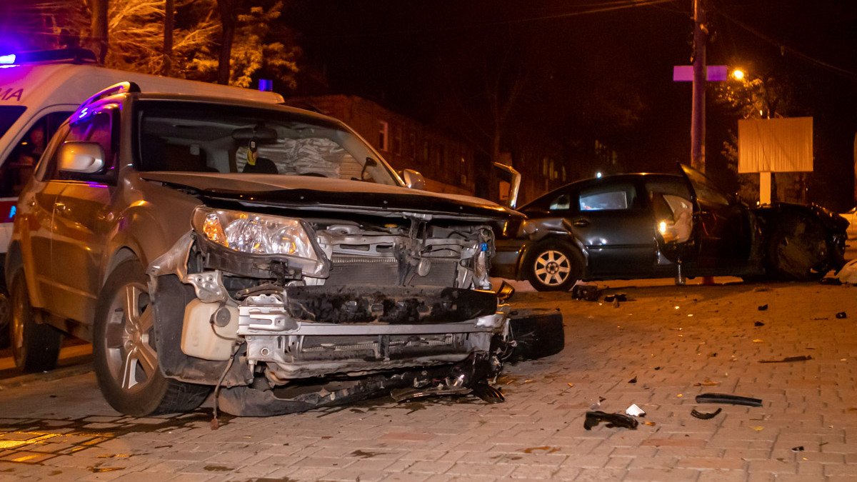 В Днепре на Сечевых Стрельцов столкнулись Subaru и Volkswagen: пострадал пешеход