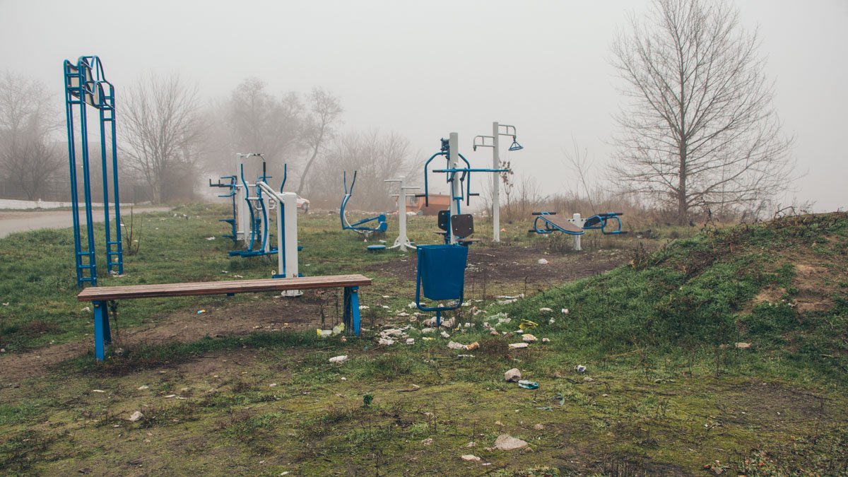 Разбитые бутылки и забытые носки: в Днепре детскую площадку превратили в мусорный полигон