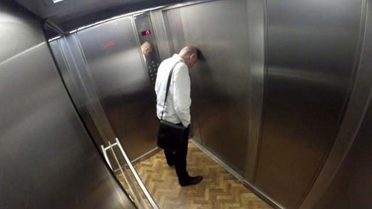 В Днепре двое мужчин сделали из лифта аттракцион и беспрерывно в нем катались
