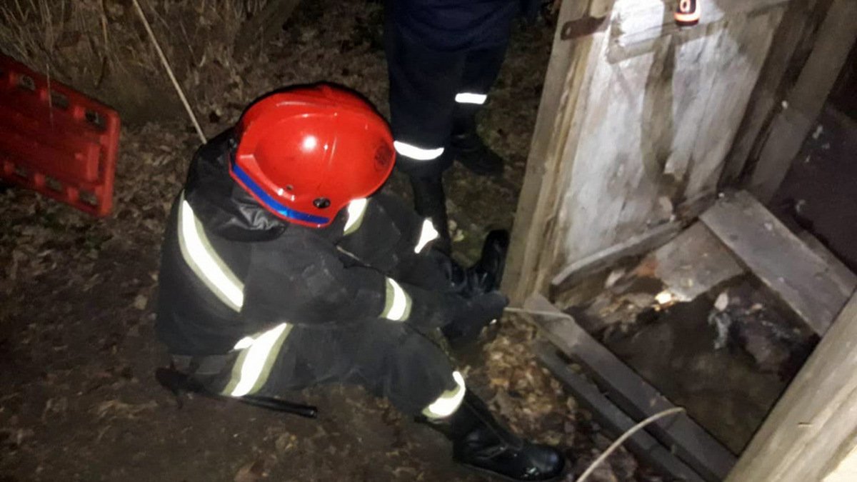 Под Днепром мужчину достали из семиметровой ямы с фекалиями