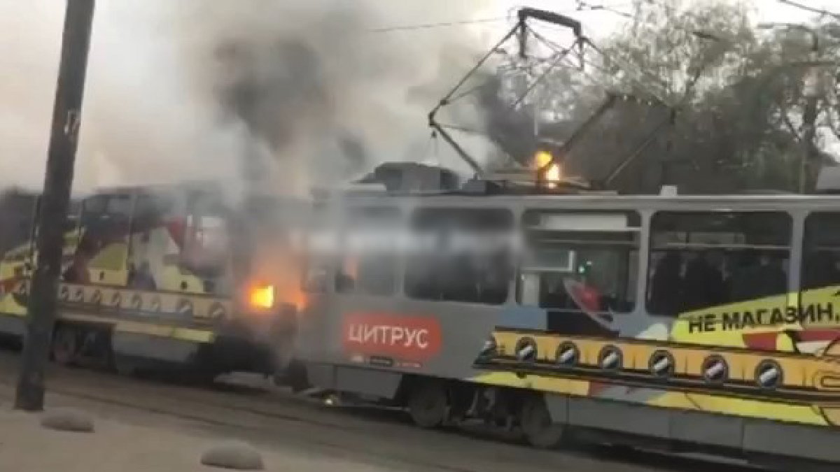 В Днепре возле ЦУМа загорелся трамвай № 1 с пассажирами