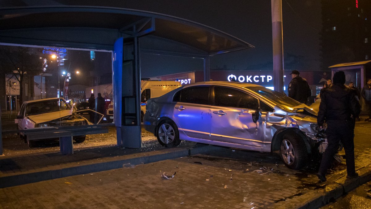 В Днепре возле "МОСТ-Сити" Honda ударила ВАЗ и влетела в остановку: видео момента аварии