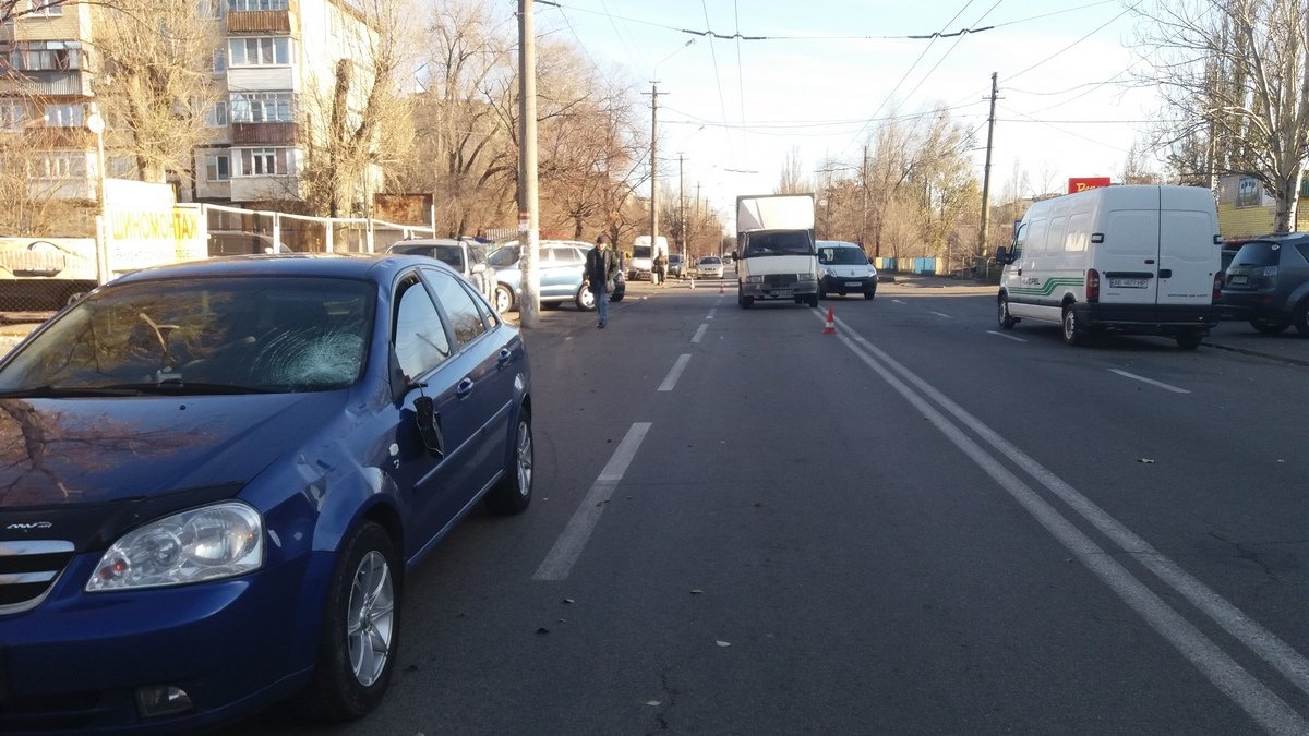 В Днепре на Богдана Хмельницкого Chevrolet сбил парня: движение затруднено