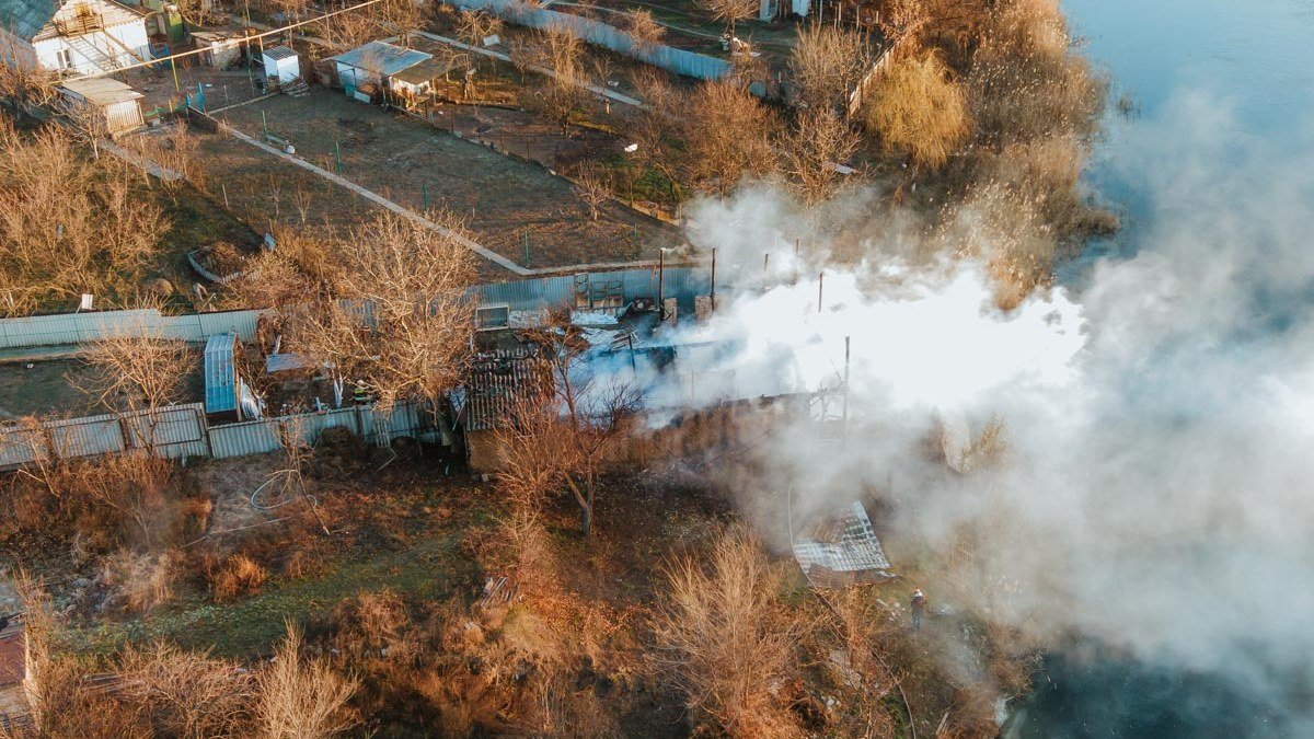 В Подгородном сильный пожар: дым тянет на соседние жилые районы
