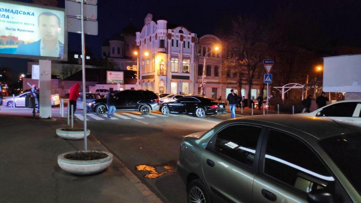 Погоня и стрельба в центре Днепра: мужчина на Lexus протаранил 10 авто