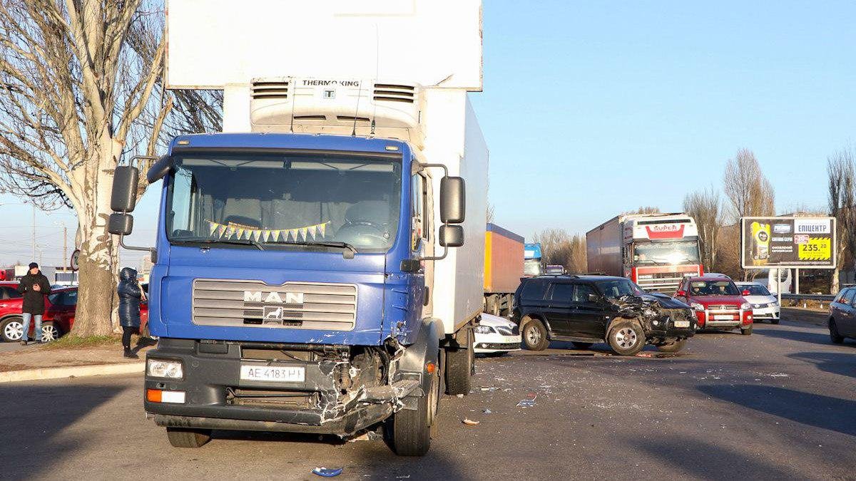 В Днепре возле «Каравана» грузовик столкнулся с внедорожником: образовалась пробка