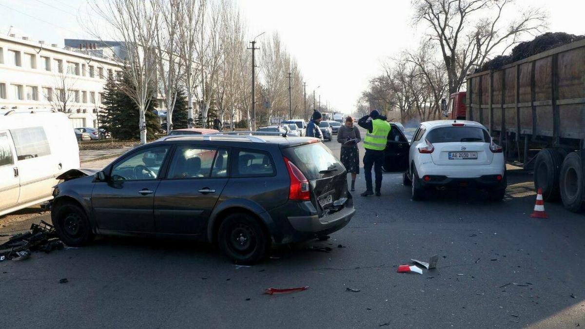 В Днепре на Днепросталевской столкнулись Nissan, Ford и Renault: пострадала девушка