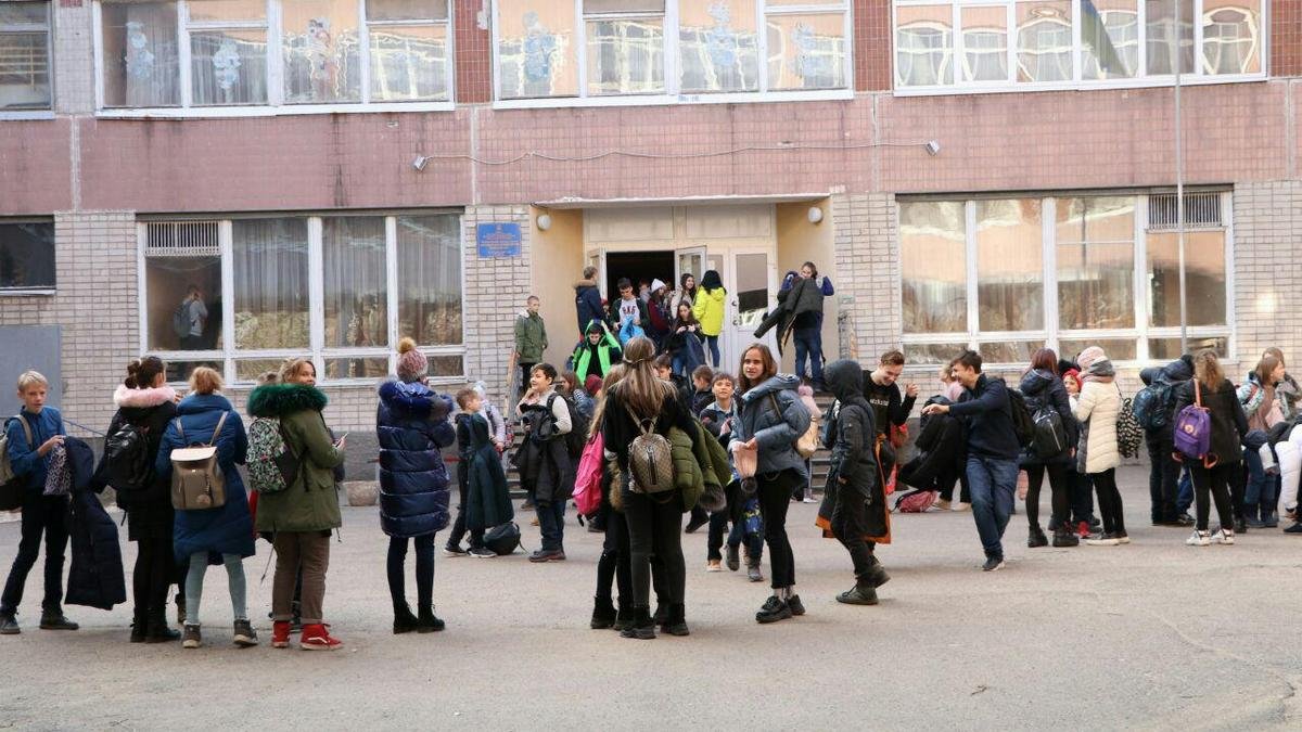 В Днепре заминировали 3 школы: детей эвакуировали