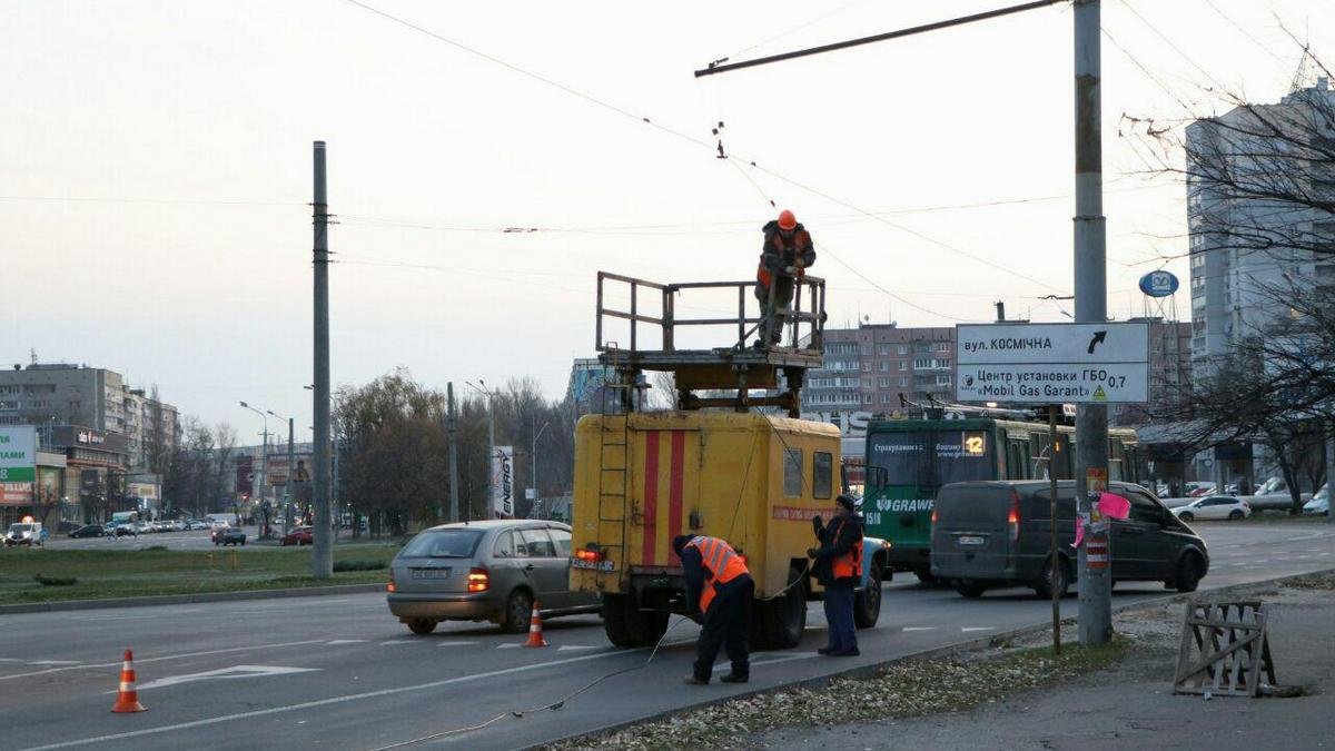 В Днепре на Победе оборвались провода: троллейбусы стоят