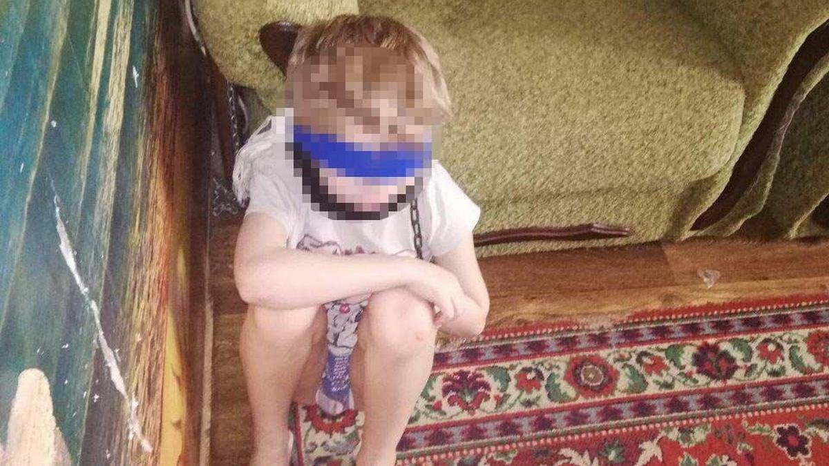 В Днепре женщина посадила 8-летнего мальчика на цепь: дело передали в суд