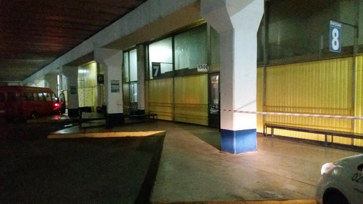 На автовокзале Днепра нашли пакет с телефоном, трубками и проводами: полиция оградила платформу