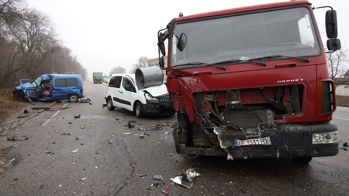 В Днепре на Криворожском шоссе столкнулись МАЗ и два Citroen: пострадавшего вырезали спасатели