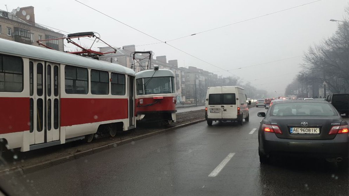 В Днепре на проспекте Хмельницкого трамвай сошел с рельсов и остановил движение электротранспорта