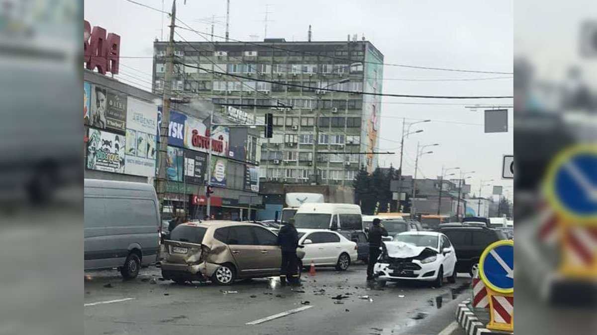В Днепре возле ТЦ "Наша Правда" столкнулись 4 авто: движение затруднено
