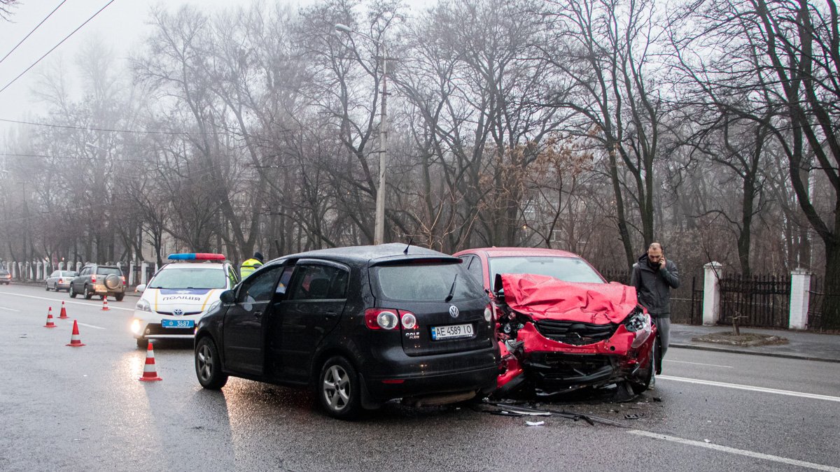 В Днепре на Гагарина столкнулись Mazda и Volkswagen: двое пострадали