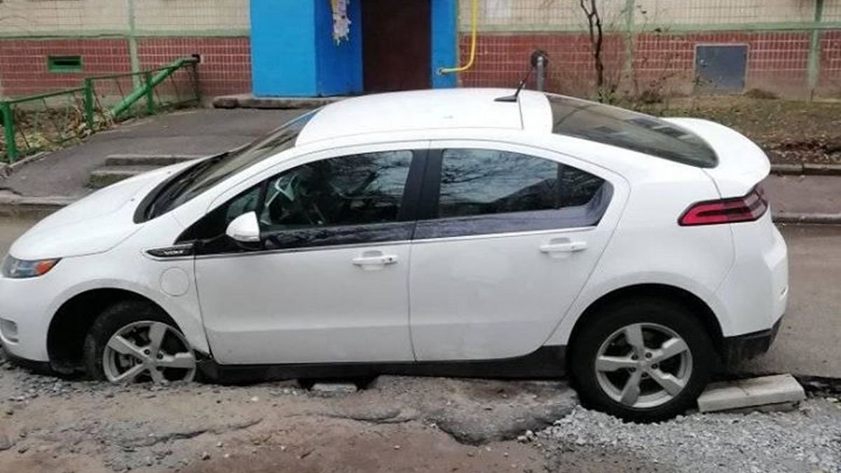В Днепре Chevrolet Volt провалился в разрытую яму