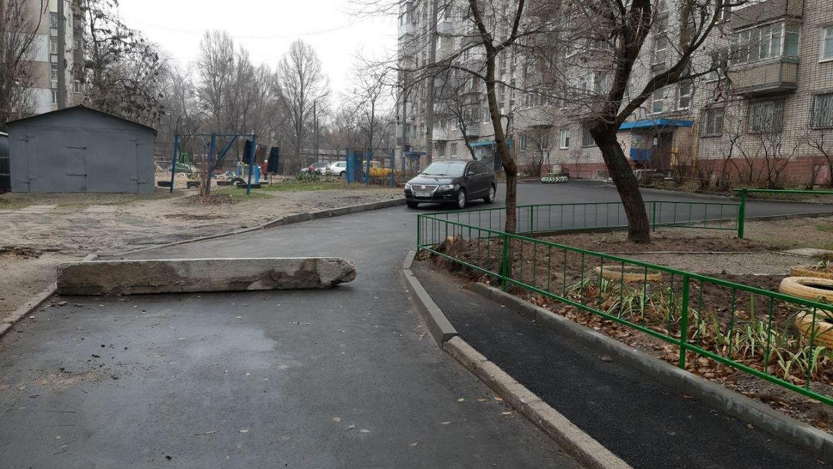 В Днепре жители Калиновой установили на пожарном подъезде бетонный блок