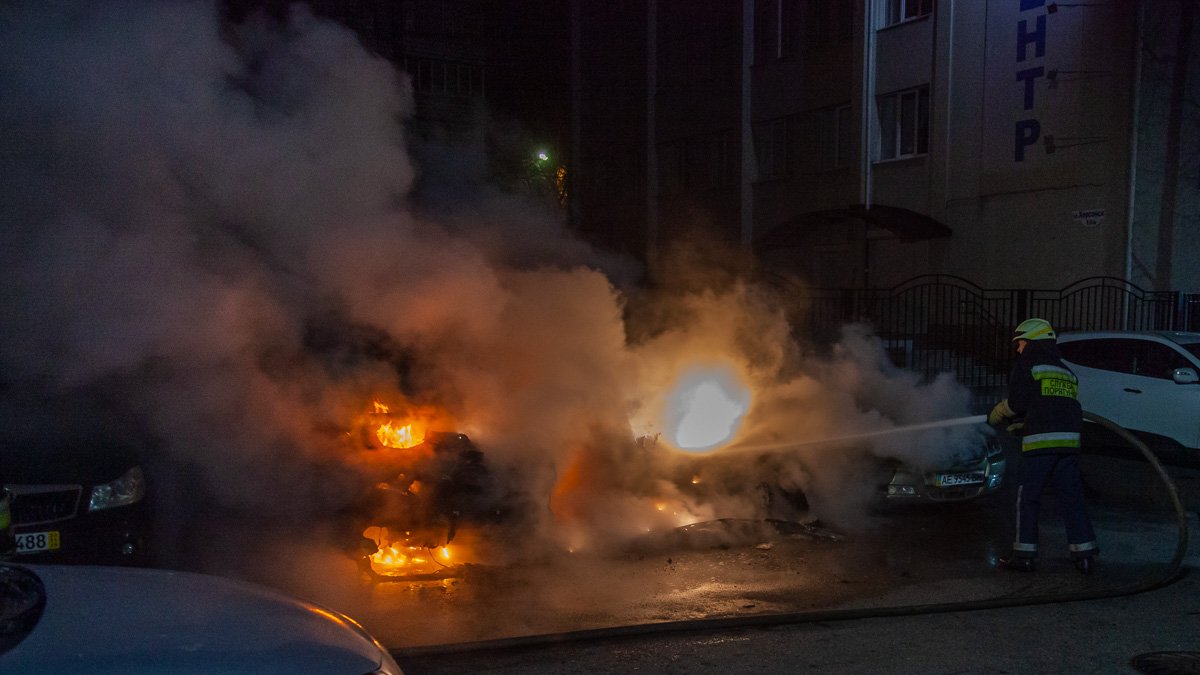 В Днепре на Пушкина сгорел электрокар BMW: пострадали 3 автомобиля