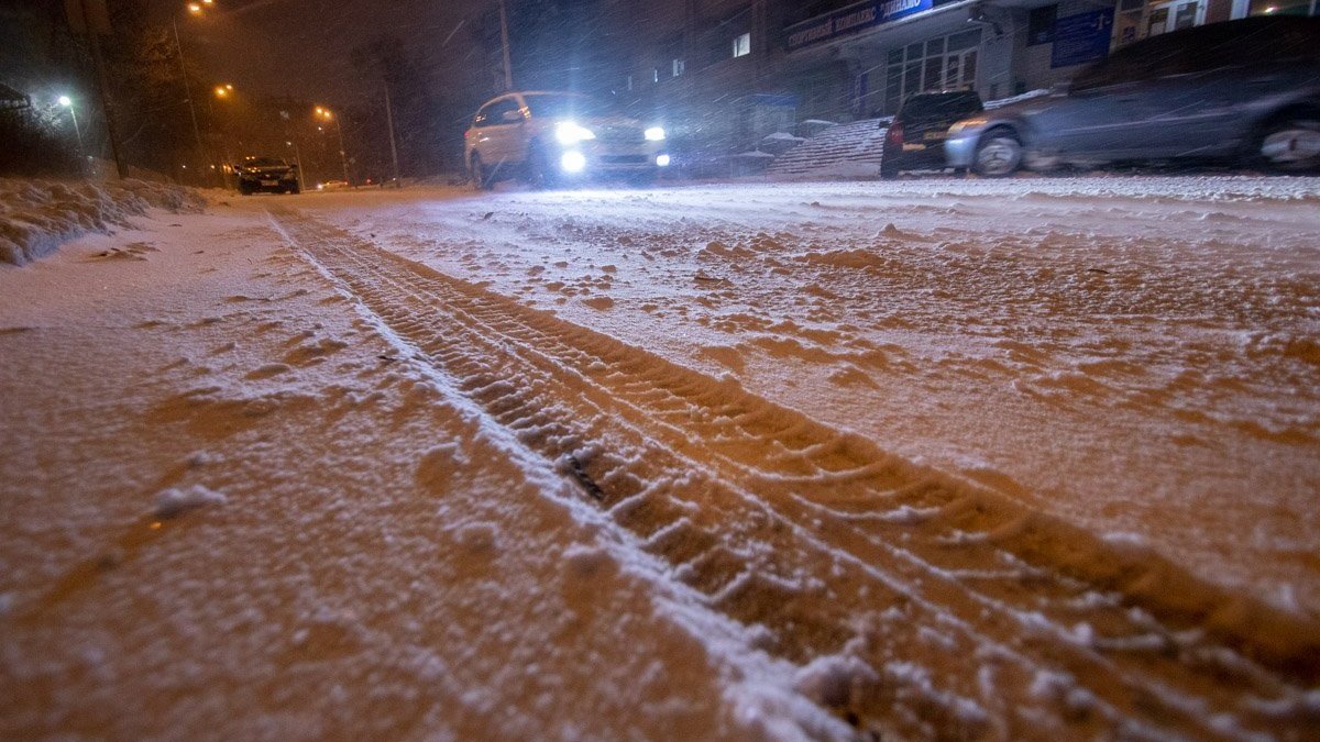 В Днепре и области обещают снегопад: куда звонить, если застрял в дороге