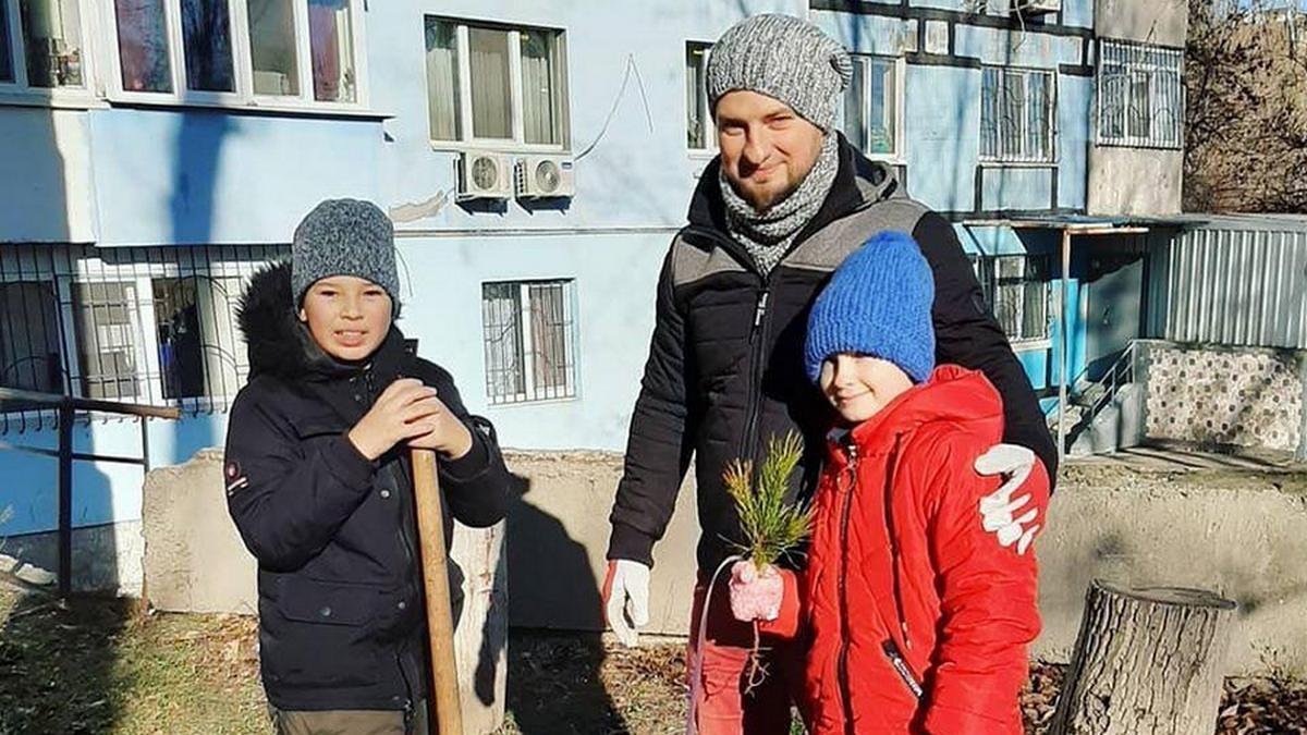 В Днепре жители жилмассива Сокол высадили более 500 сосен