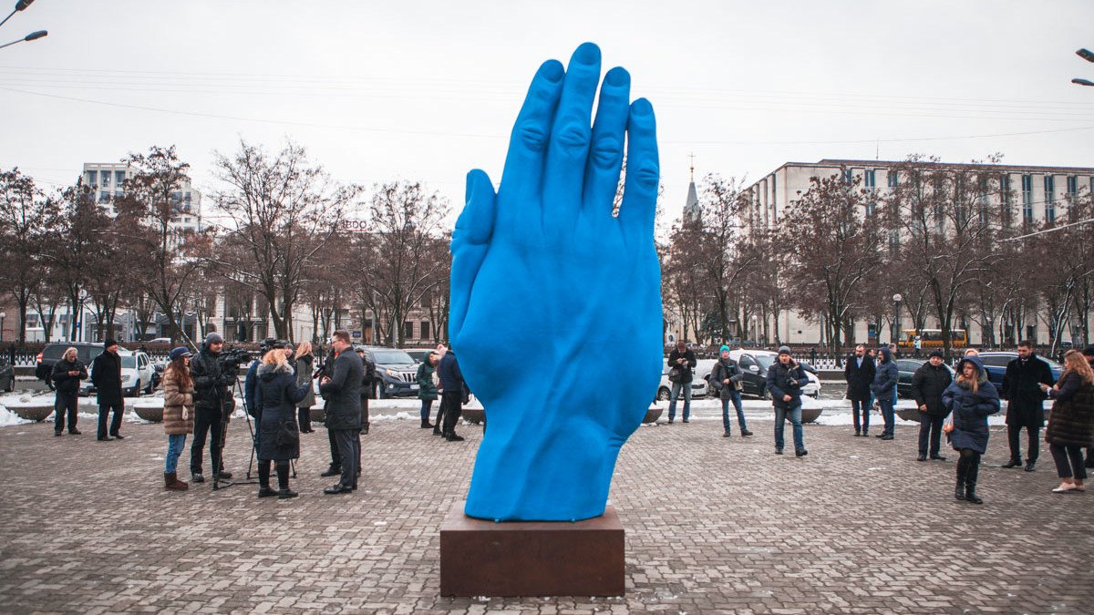 В центре Днепра установили большую синюю руку