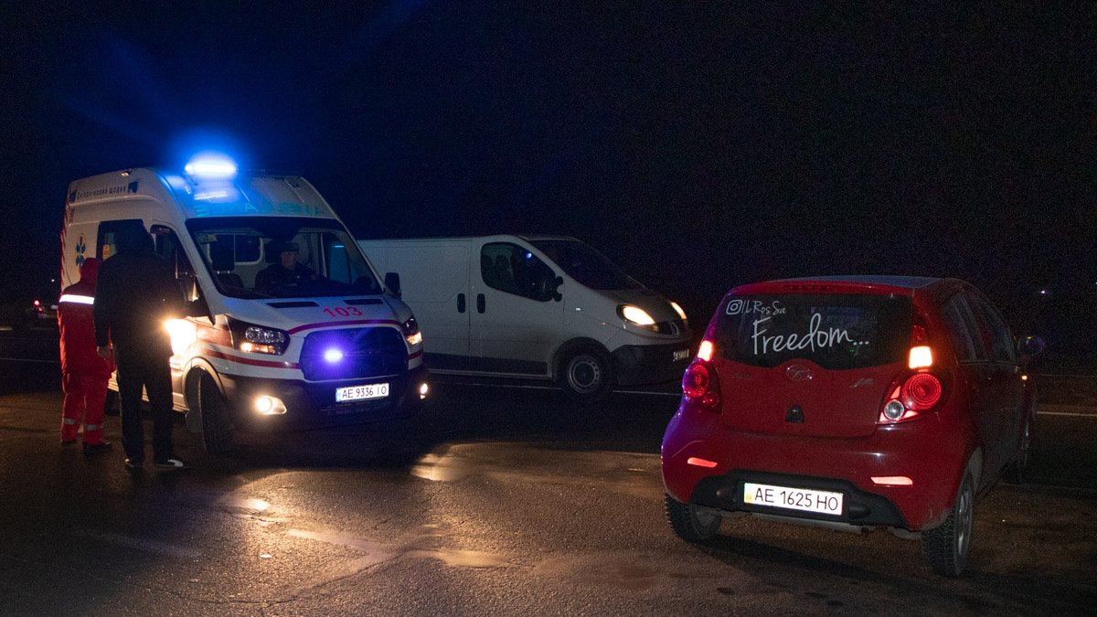 В Днепре на Донецком шоссе легковушка сбила мужчину насмерть: помогите опознать