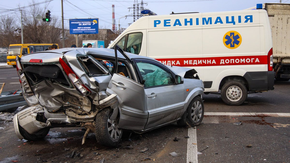В Днепре на Набережной столкнулись 4 автомобиля: две полосы движения перекрыты