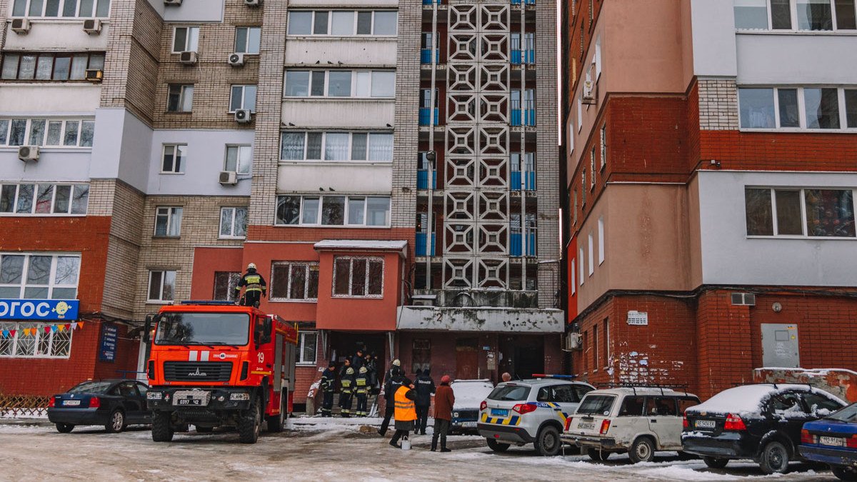 В Днепре на Запорожском шоссе 21-летняя девушка выпрыгнула из балкона 10-го этажа