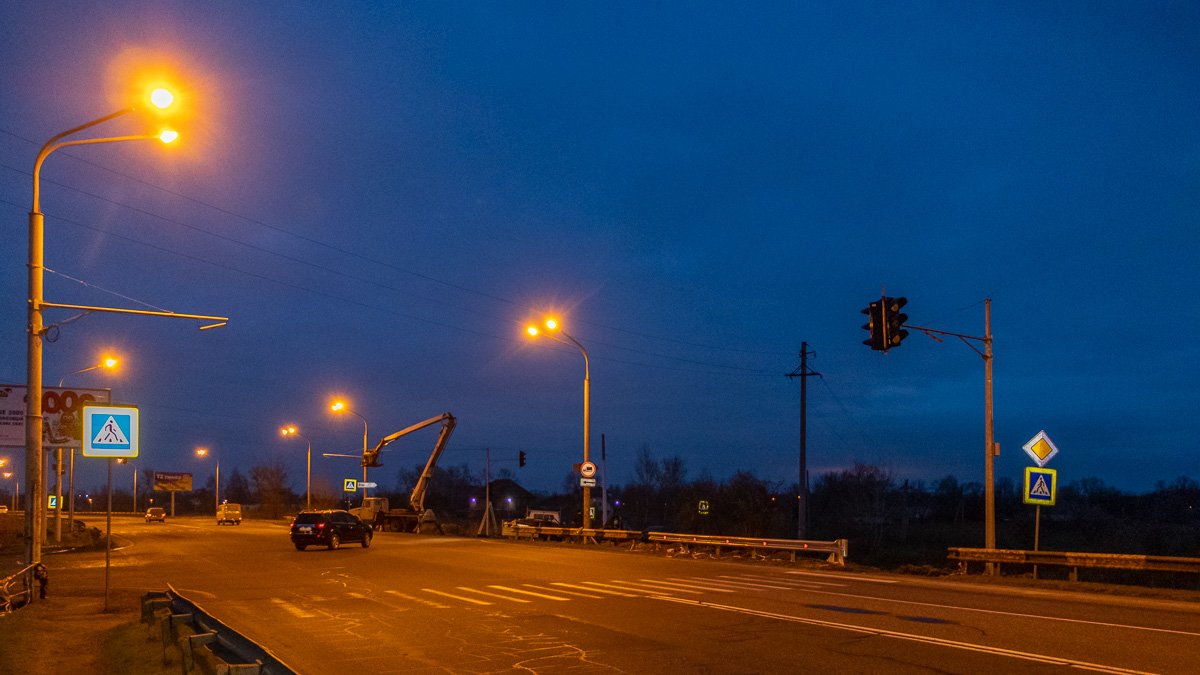 В Днепре на Полтавском шоссе, где случались десятки аварий, уже 2 месяца ставят светофоры