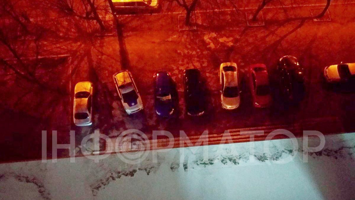 В Днепре студент упал с 9-го этажа общежития на припаркованный Ford