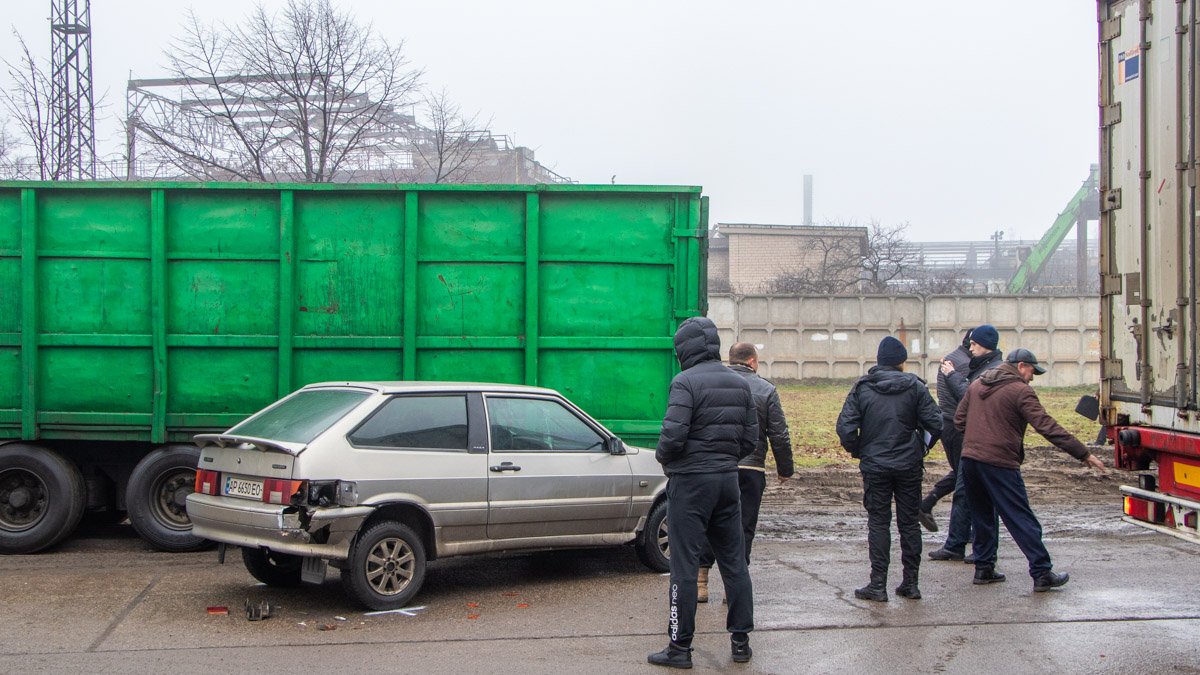 В Днепре на Курсантской ВАЗ зажало между прицепами двух грузовиков