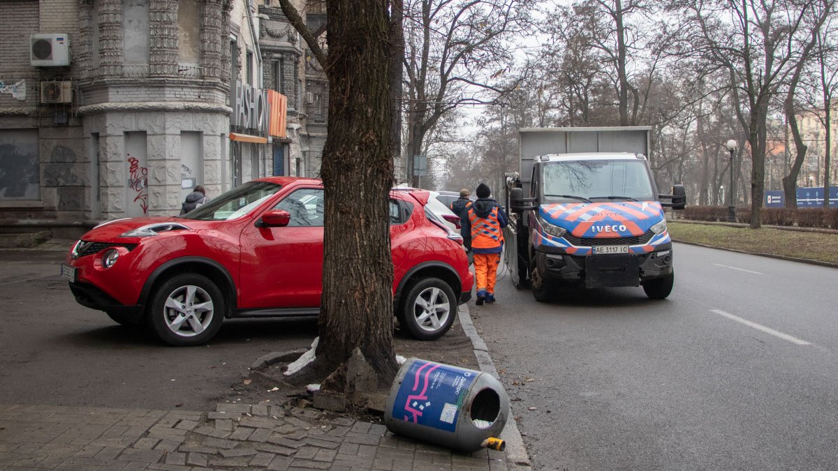 В центре Днепра два парня ночью вырвали мусорные баки