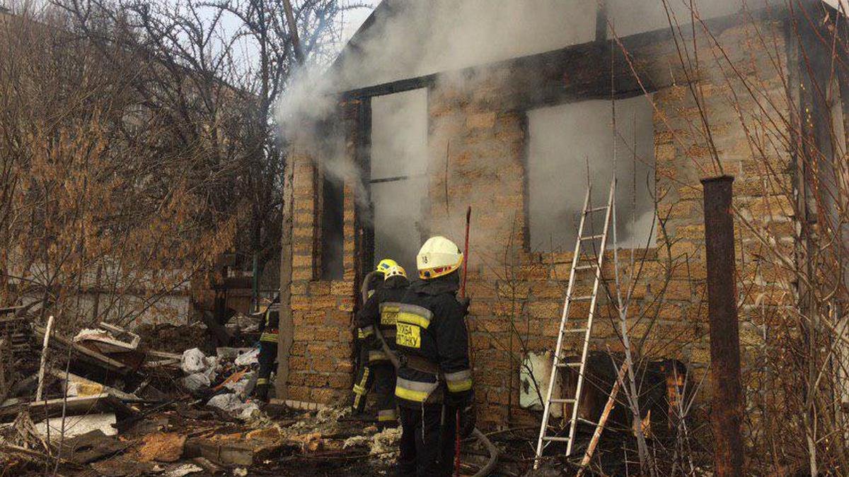 В Днепре на улице Менделеева горит частный дом
