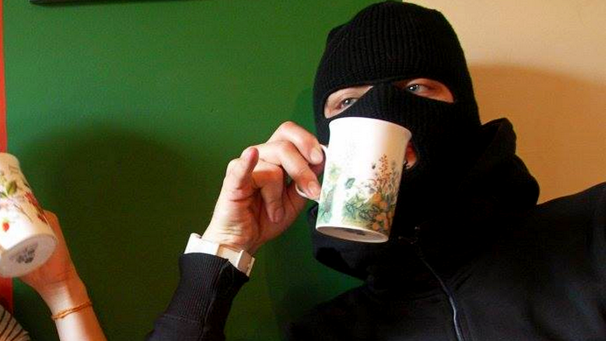 Под Днепром мужчина натянул шапку на лицо и украл из кафе кофемашину