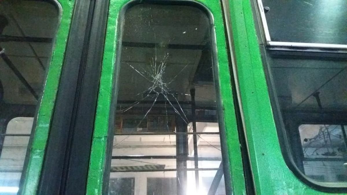 В Днепре в троллейбусе № 20 с пассажирами разбили стекло
