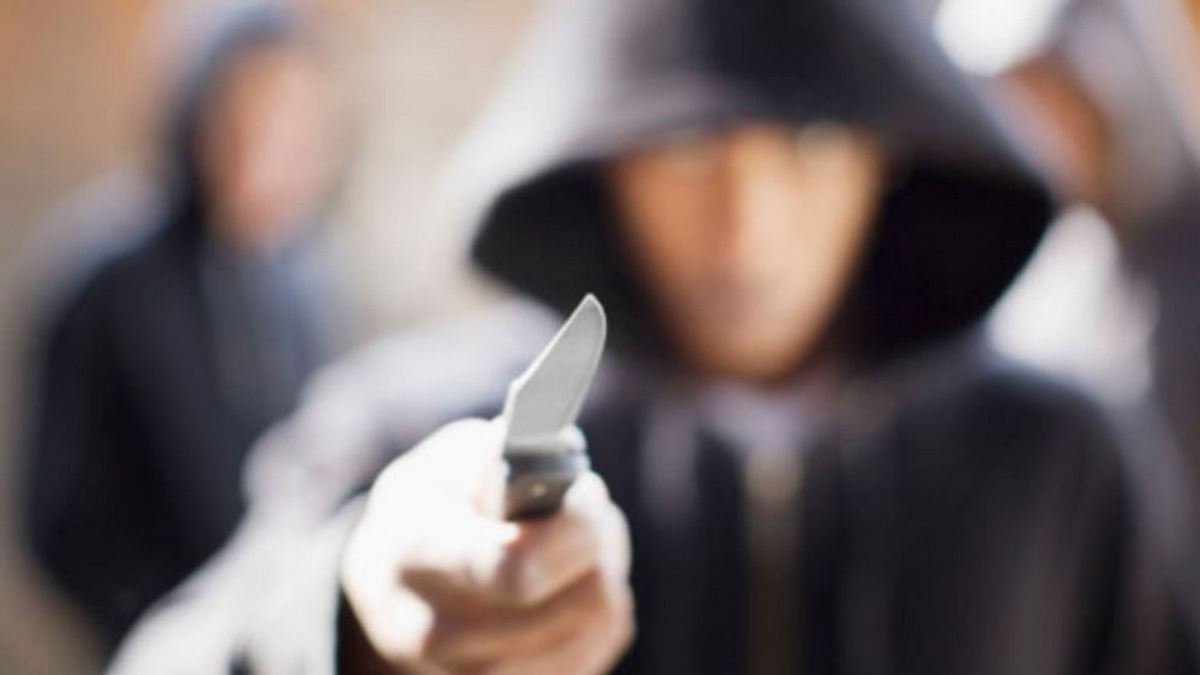 В Днепре мужчина угрожал ножом 17-летней девушке, чтобы отнять деньги