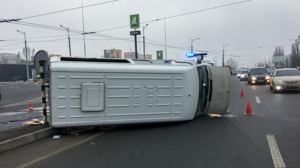 В Днепре на Слобожанском перевернулся Mercedes Sprinter: пострадал мужчина, образовалась пробка