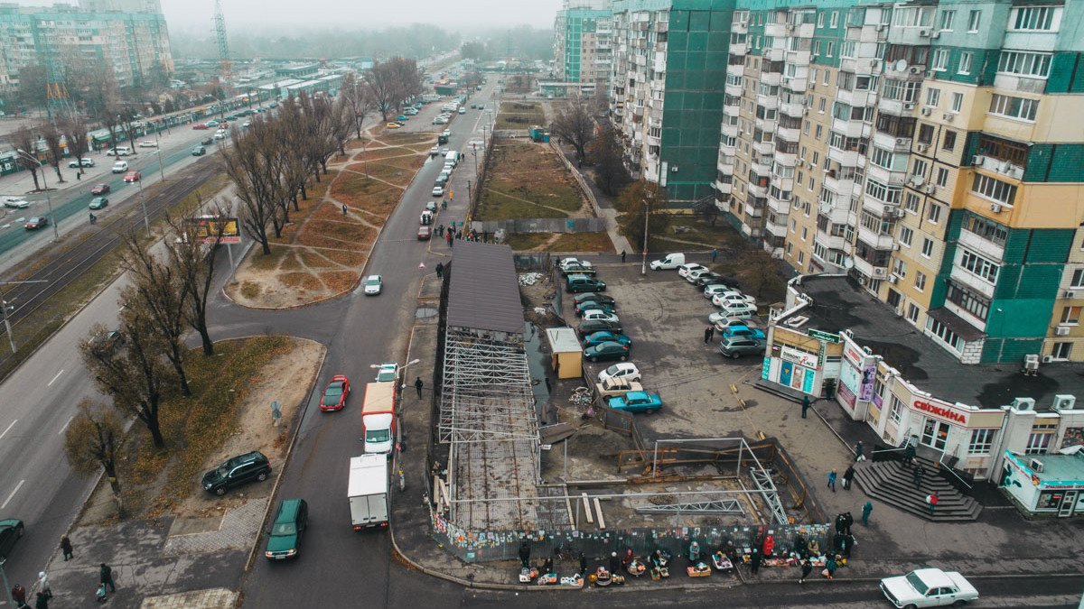 В Днепре на Донецком шоссе люди бастуют против стройки и вырубки деревьев: появилась петиция