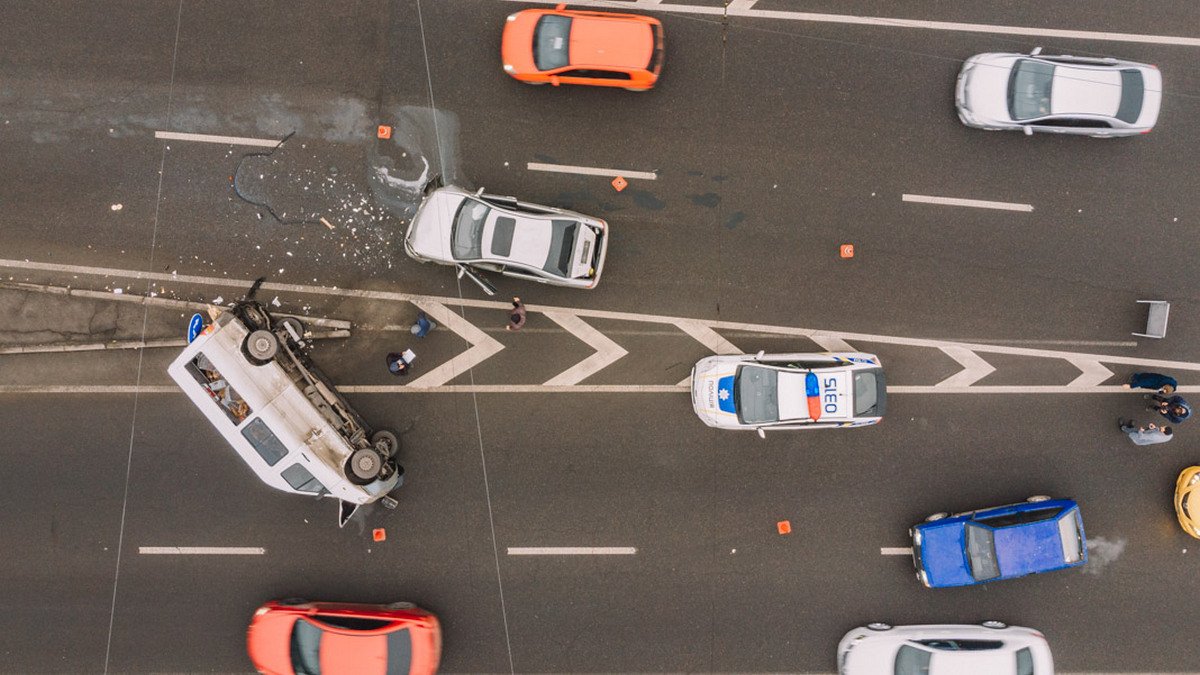 В Днепре на Слобожанском перевернулся Mercedes Sprinter: появилось видео момента аварии