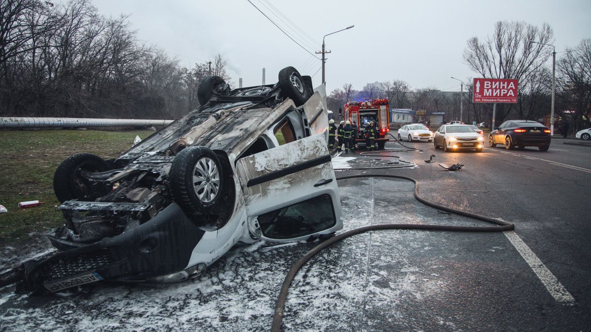 В Днепре на Космической столкнулись Renault и Opel: автомобиль перевернулся и загорелся