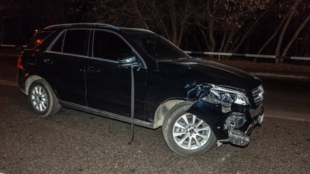 В Днепре на Гальченко мужчина выскочил под колеса Mercedes, пытаясь остановить маршрутку