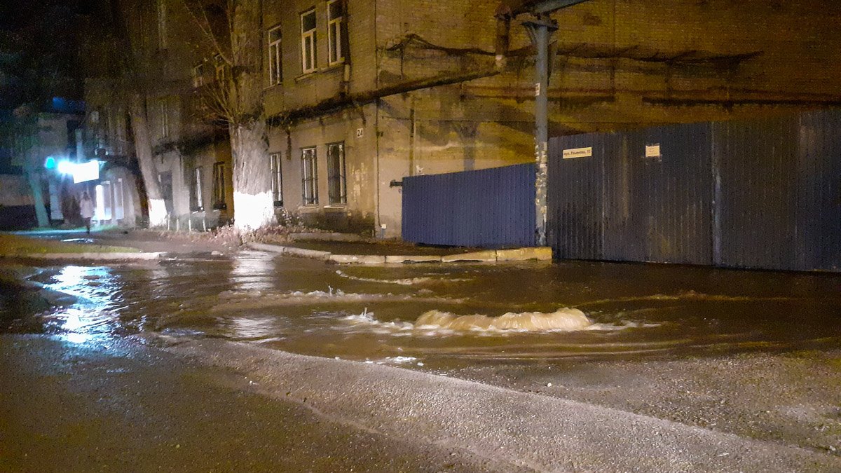 В Днепре на Ульянова прорвало канализацию: затопило въезд во дворы домов