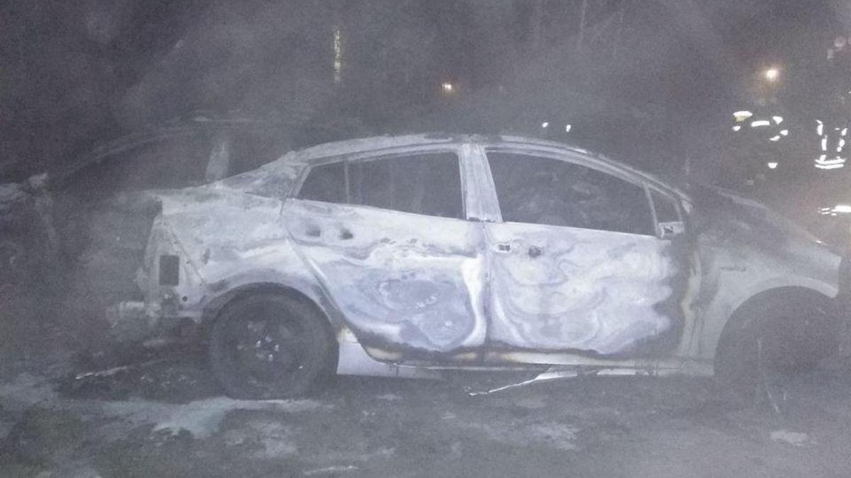 Под Днепром сгорели 5 автомобилей