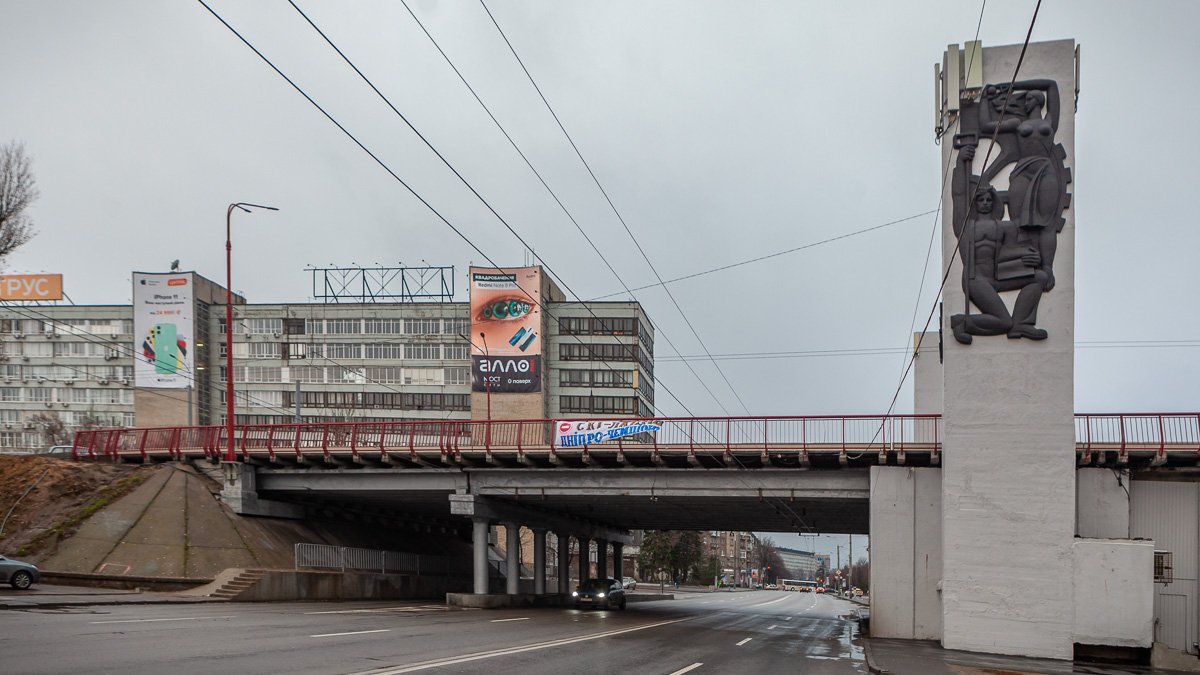 В Днепре на Новом мосту появился баннер, из-за которого вызвали полицию